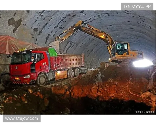 挖掘机隧道内部出渣作业